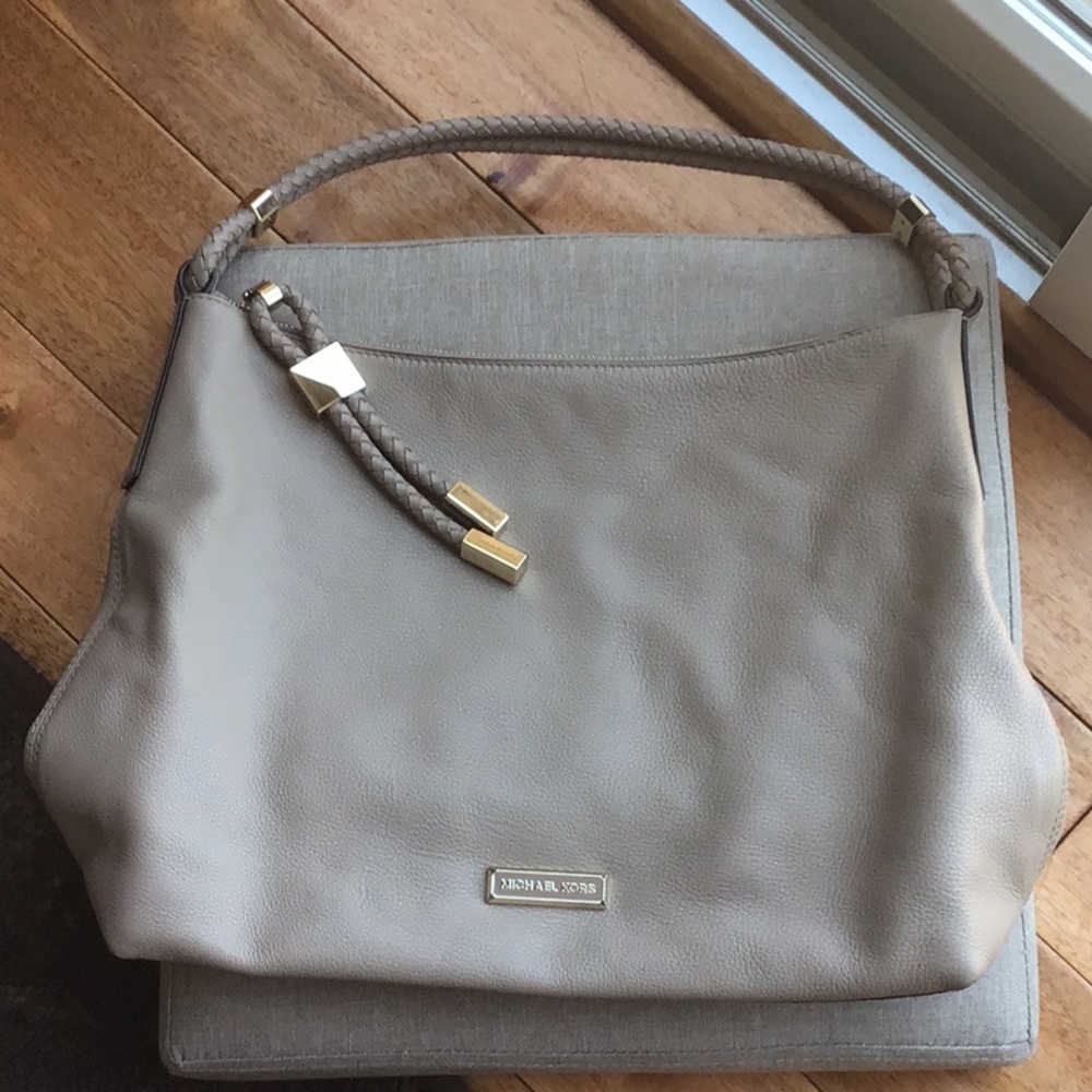 NEW MICHAEL KORS TAN LEATHER HANDBAG. TOP ZIP CLOSURE WITH BRAIDED PULL.